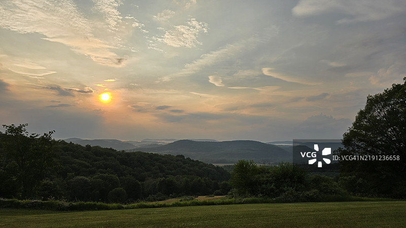 日落时分，蒙图尔斯维尔，宾夕法尼亚州，美国的天空与风景美景图片素材