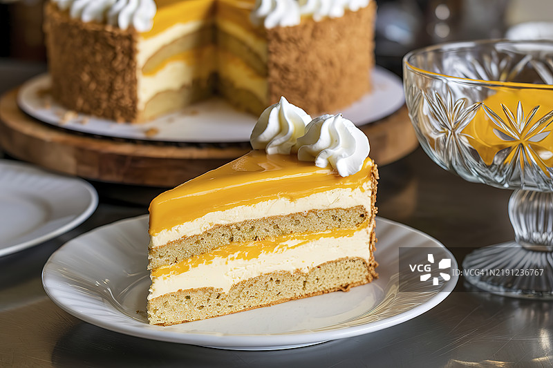 一片蛋糕放在白色盘子上的照片图片素材