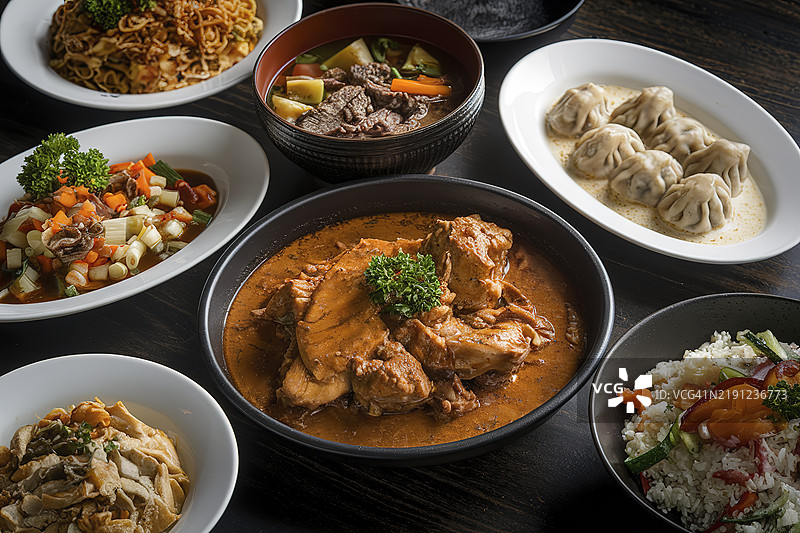 一张深色木桌上摆放着各种菜肴图片素材