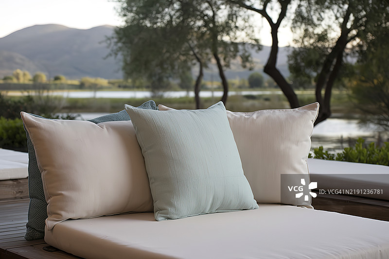 一个舒适的座位布置，配有多个靠垫图片素材