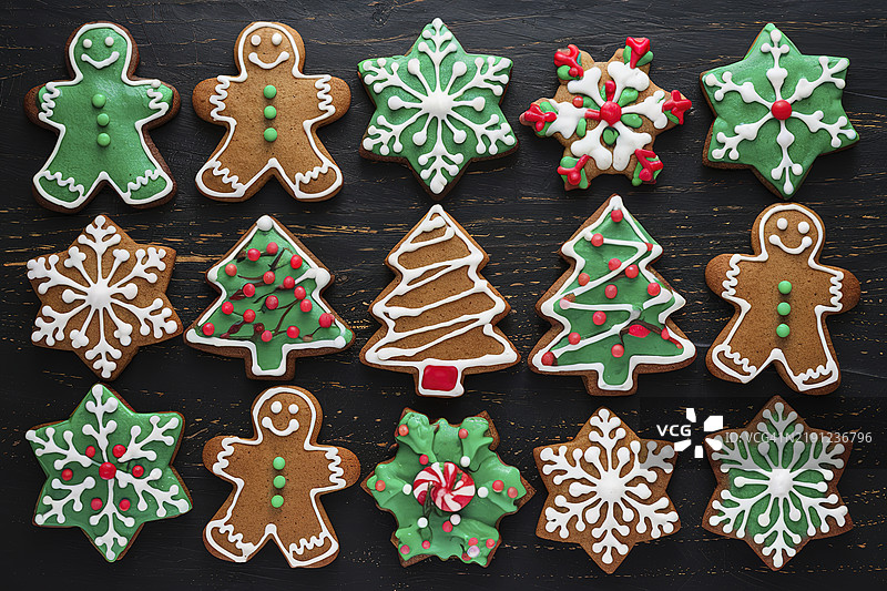 一块深色木质表面上摆放着一组节日姜饼饼干图片素材
