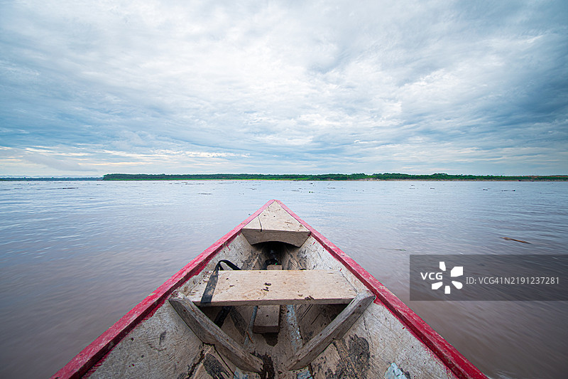 秘鲁洛雷托伊基托斯的湖泊美景与天空相映成趣图片素材