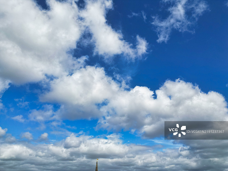 冬季独特而戏剧性的云彩和天空覆盖在英格兰城市上方图片素材