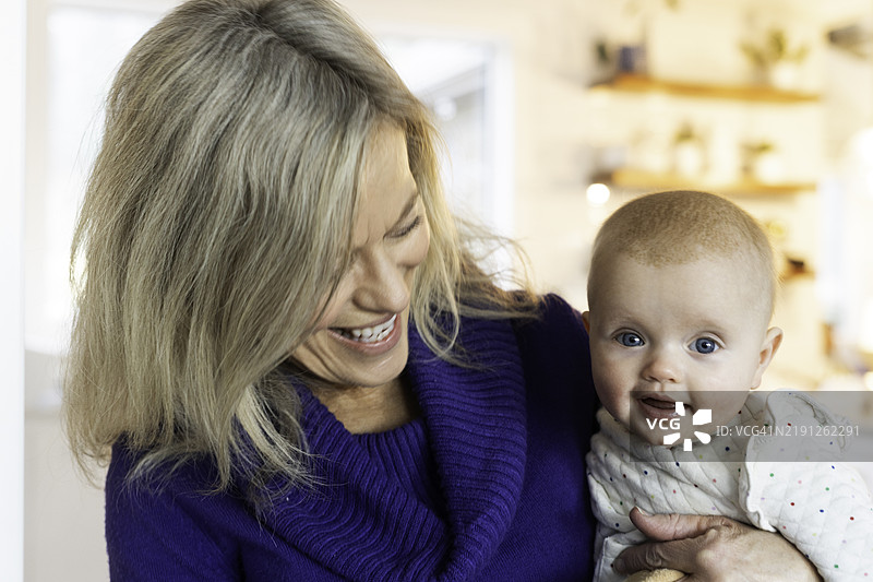 奶奶抱着她5个月大的孙女图片素材