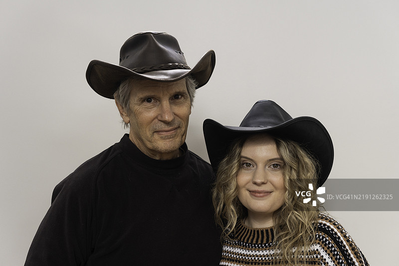 父亲和女儿戴着牛仔帽图片素材