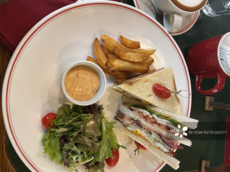 咖啡馆里的俱乐部三明治图片素材