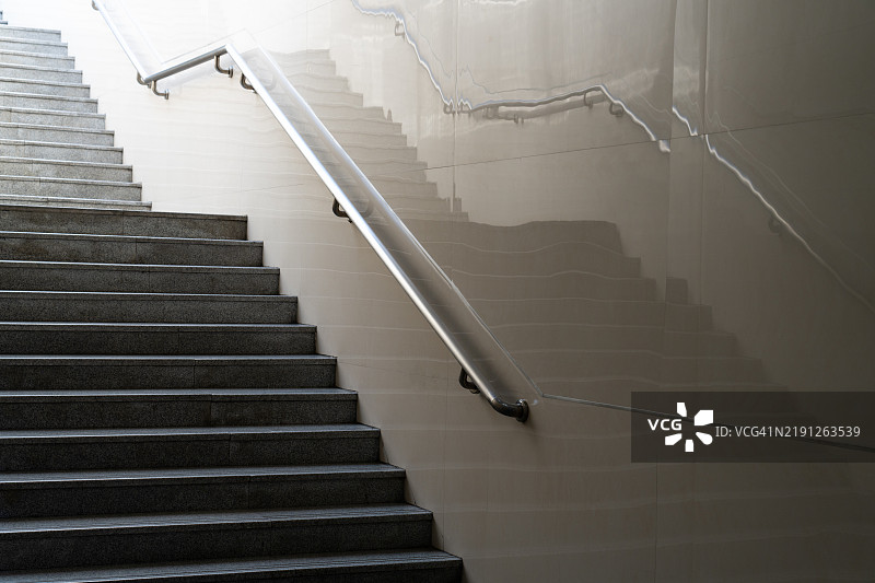 楼梯的影子映在瓷砖上图片素材