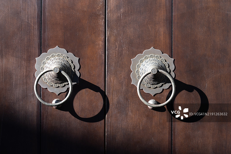 阳光照亮了木门上的门环图片素材