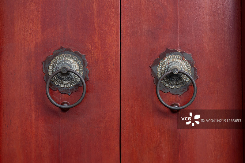 红色木门上的门环图片素材