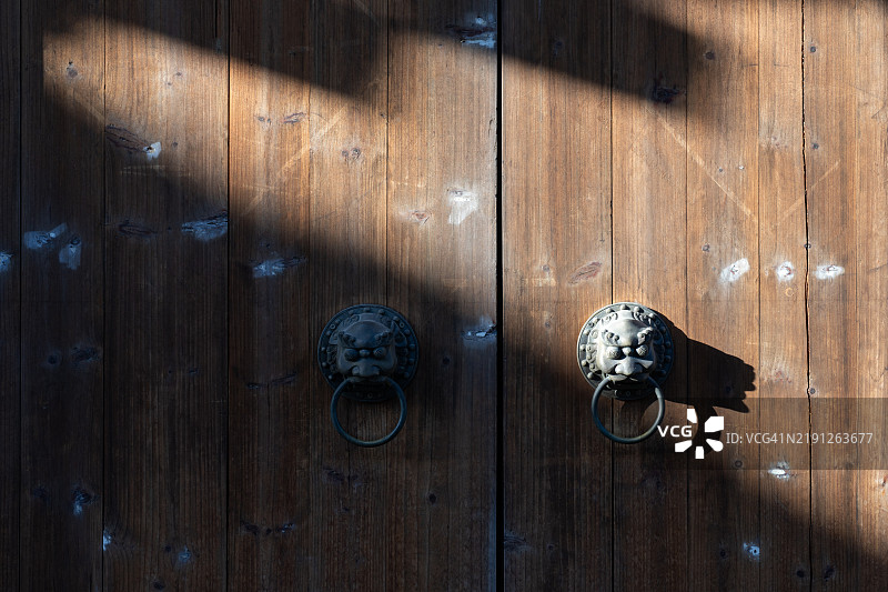 木门上门环的光效图片素材