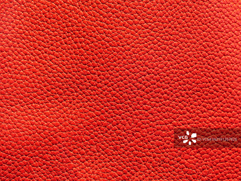 新鲜、干净且有纹理的红色皮革特写。阳光。色彩。图片素材