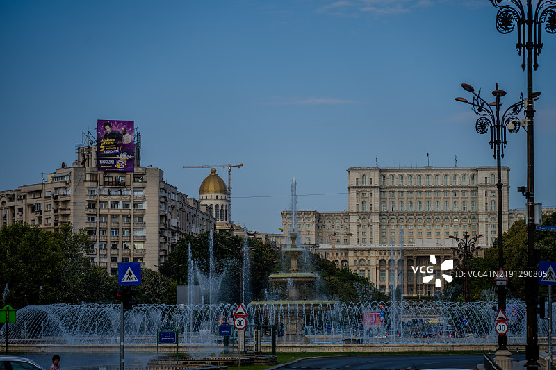 布加勒斯特的喷泉与议会大厦图片素材