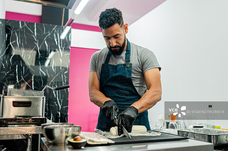 中年男子在寿司吧厨房烹饪图片素材
