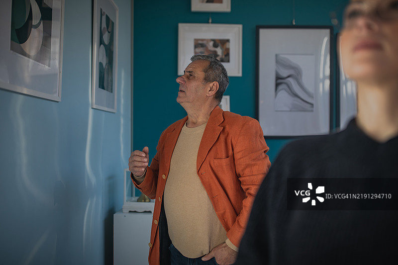 访客/管理人员在画廊中查看照片图片素材