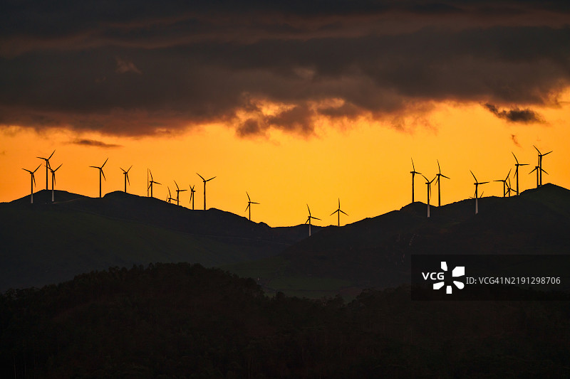 西班牙，欧洲的风力涡轮机剪影图片素材