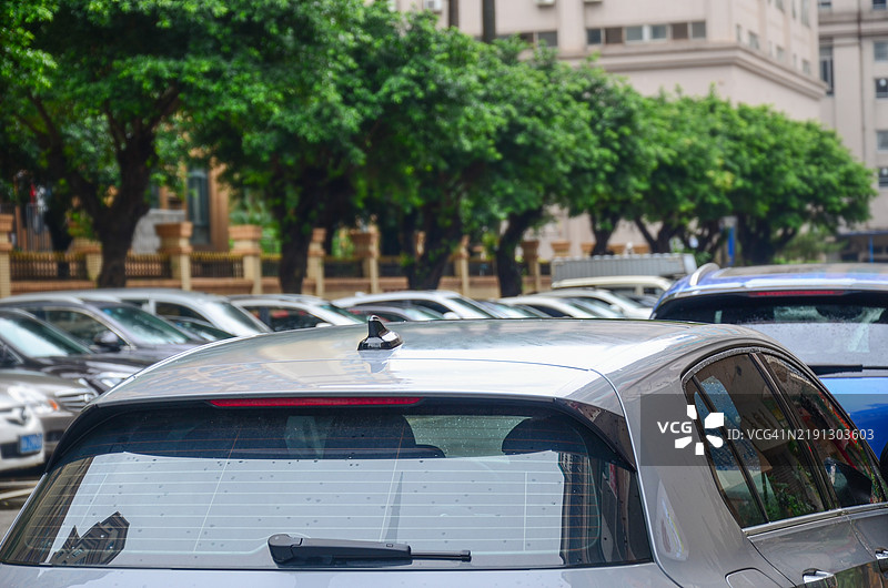 汽车整齐地停放在中国广东省江门的停车场。图片素材