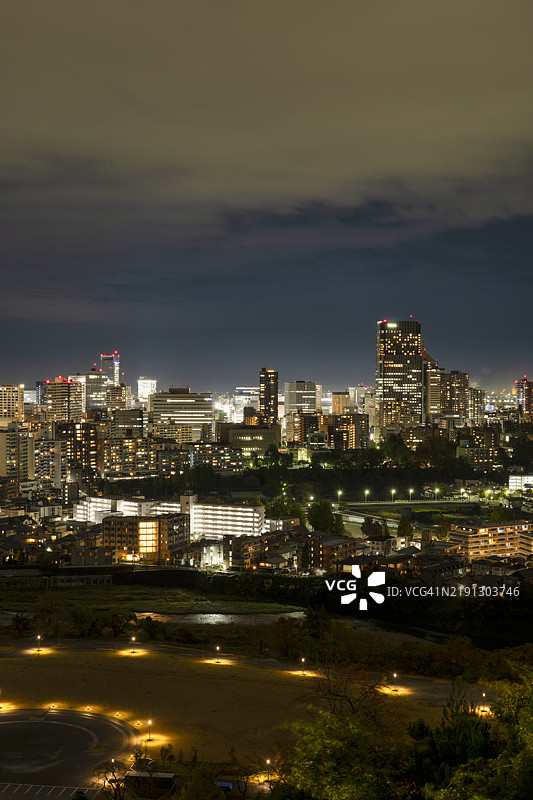 青叶山公园（仙台城址公园）夜晚的仙台市天际线图片素材