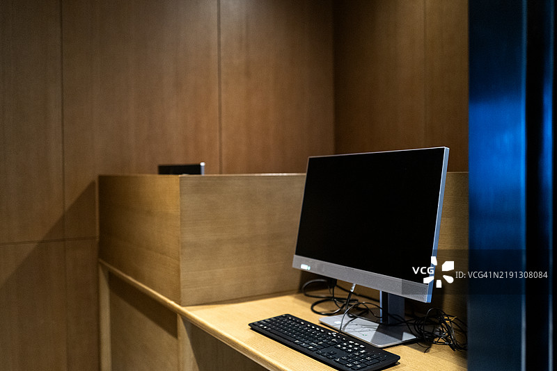 办公室里的电脑屏幕图片素材