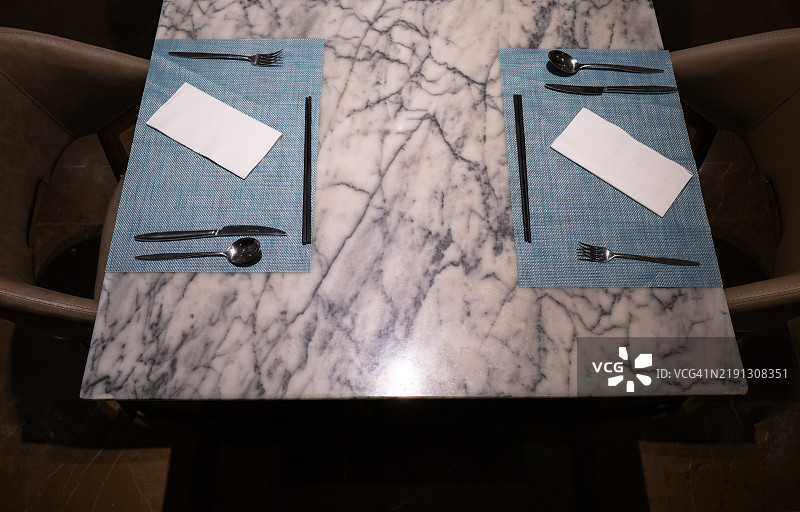 对面摆放的餐具图片素材