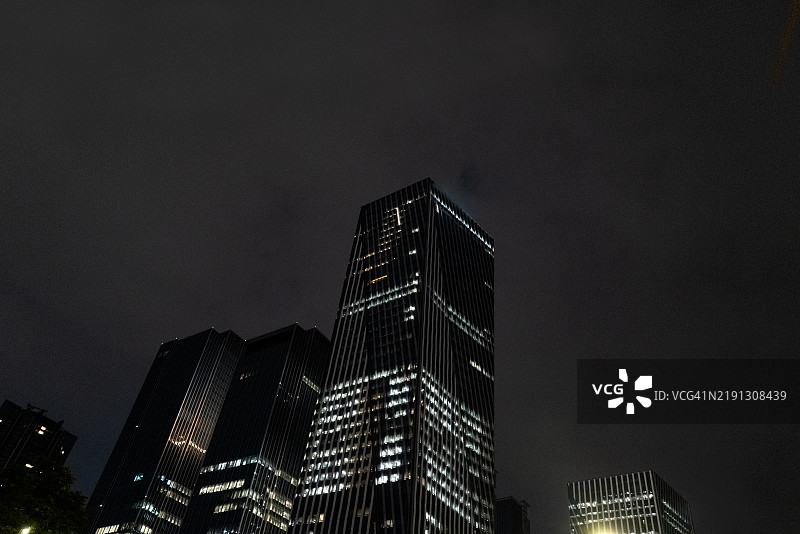 城市办公楼区域的夜景低角度视图图片素材