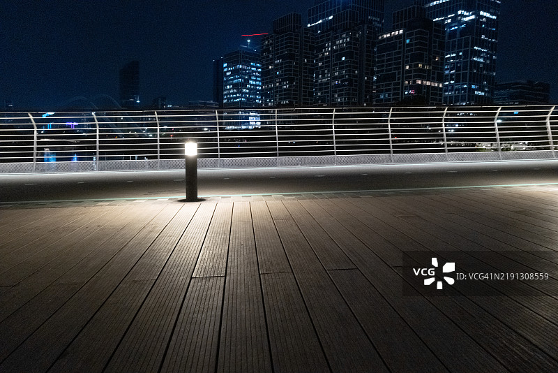 城市夜景中的木地板桥图片素材