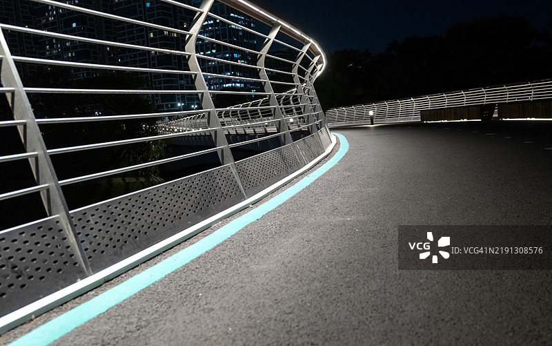 行人天桥栏杆干燥的夜景图片素材
