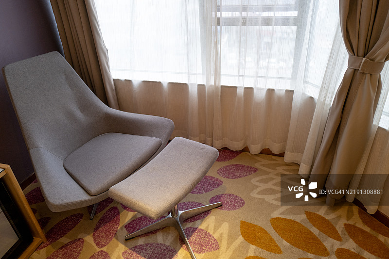 窗边的一把椅子图片素材