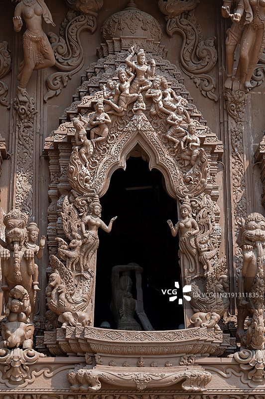 精美雕刻的窗户，装饰着神话生物图片素材