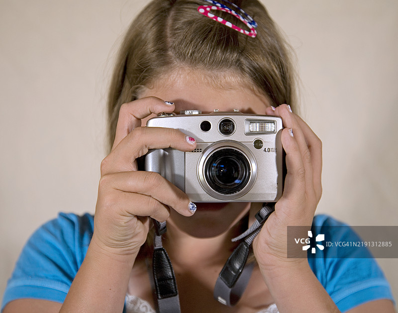 拿着数码相机的女孩图片素材