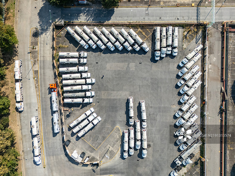 墨西哥城阿斯卡波萨尔科一座大型石油炼油厂遗址的半挂车停车场鸟瞰图图片素材