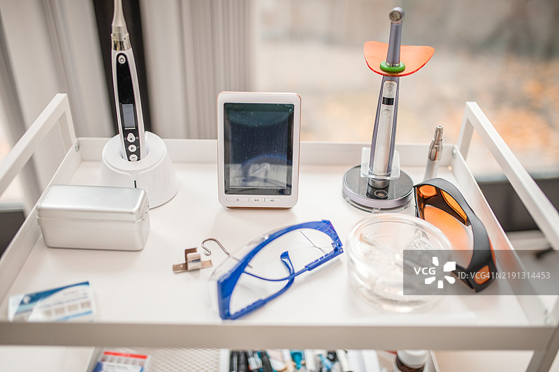 牙科办公室的防护眼镜和其他牙科设备特写图片素材