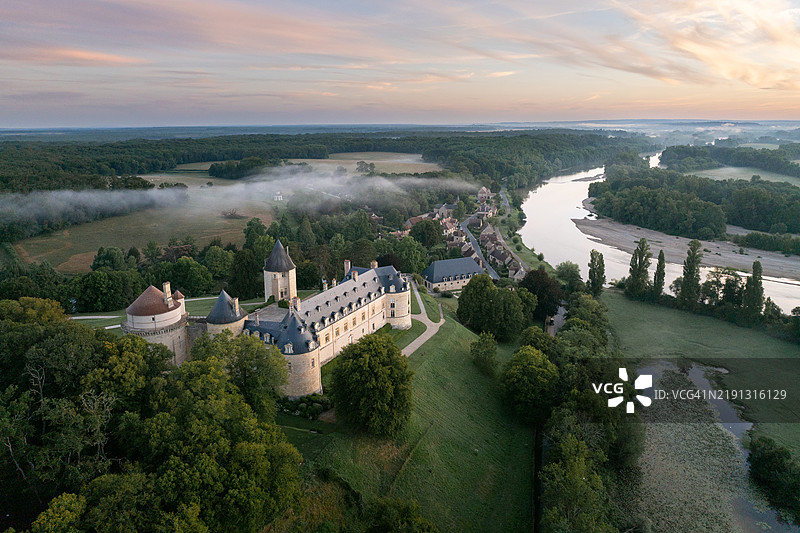 阿普雷蒙特-苏尔-阿利耶尔的空中视角，日出时分与阿利耶尔河及其城堡图片素材