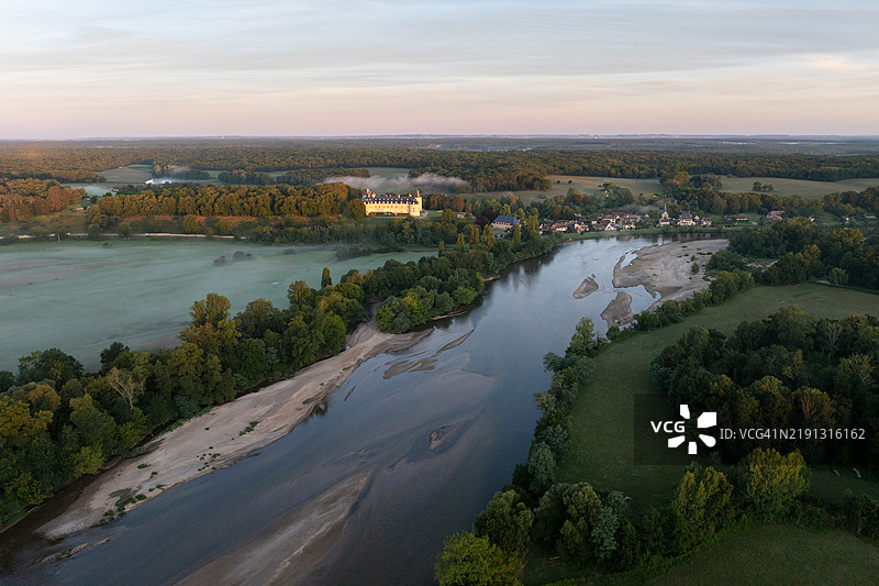 阿普雷蒙特-苏尔-阿利耶尔的空中视角，日出时分与阿利耶尔河及其城堡图片素材