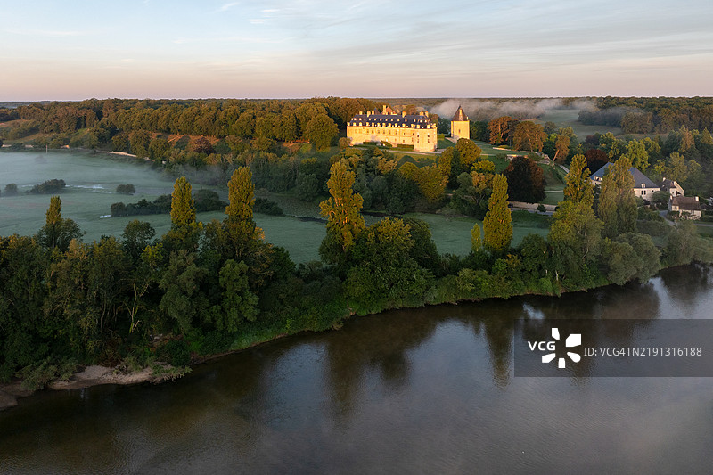 阿普雷蒙特-苏尔-阿利耶尔的空中视角，日出时分与阿利耶尔河及其城堡图片素材