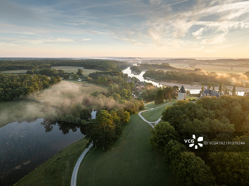 日出时分的阿普雷蒙特-苏尔-阿利耶尔鸟瞰图，雾气弥漫，阿利耶尔河蜿蜒流过图片素材