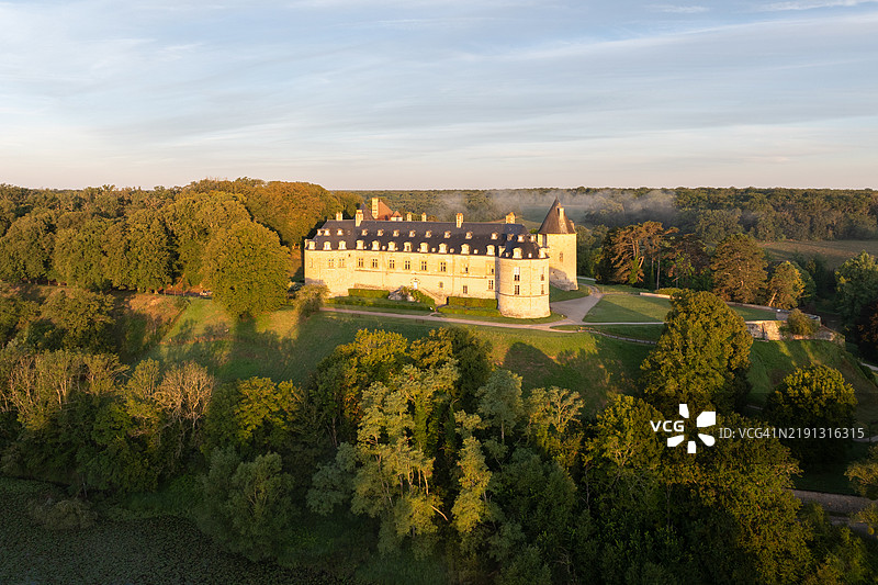 阿普雷蒙特-苏尔-阿利耶尔的空中视角，日出时分与阿利耶尔河及其城堡图片素材
