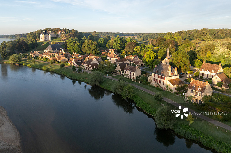 阿普雷蒙特-苏尔-阿利耶尔的空中视角，日出时分与阿利耶尔河及其城堡图片素材