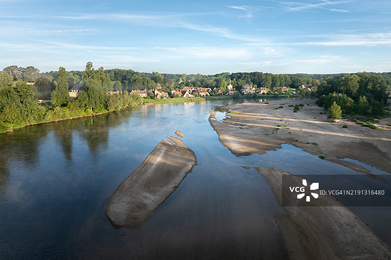 日出时分的阿普雷蒙特-苏尔-阿利耶尔鸟瞰图，雾气弥漫，阿利耶尔河蜿蜒流过图片素材