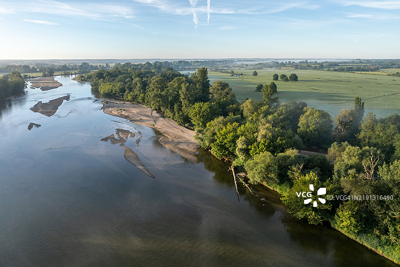 日出时分的阿普雷蒙特-苏尔-阿利耶尔鸟瞰图，雾气弥漫，阿利耶尔河流经其中图片素材