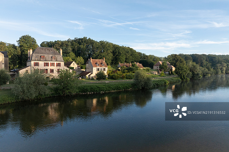 日出时分的阿普雷蒙特-苏尔-阿利耶尔鸟瞰图，雾气弥漫，阿利耶尔河流经其中图片素材