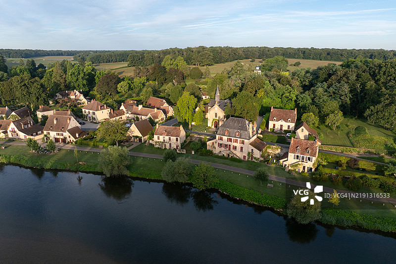 日出时分的阿普雷蒙特-苏尔-阿利耶尔鸟瞰图，雾气弥漫，阿利耶尔河蜿蜒流过。图片素材