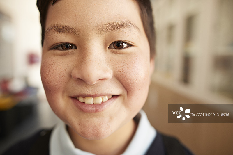 微笑的可爱小学生特写图片素材