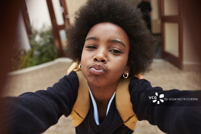 女学生在自拍时撅嘴图片素材