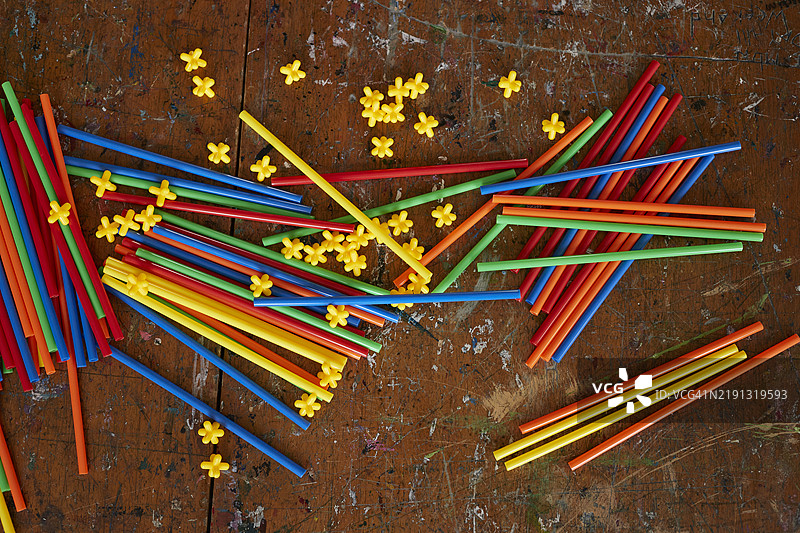 从上方直接拍摄的五彩吸管图片素材