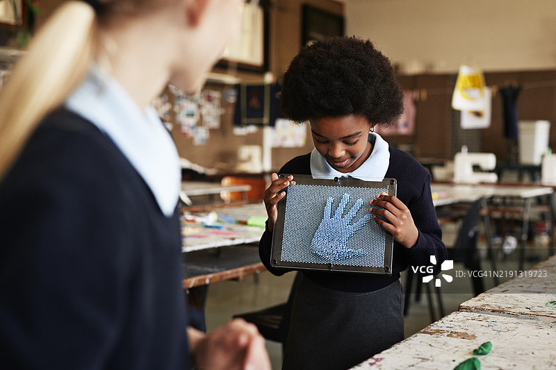 女孩在针屏上展示手掌的形状图片素材