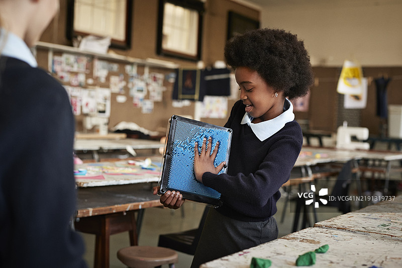 非洲女孩在针屏上做手形图片素材