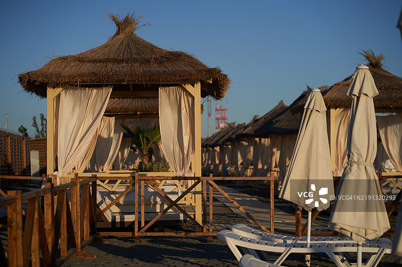 海岸上的凉亭和日光浴椅。图片素材