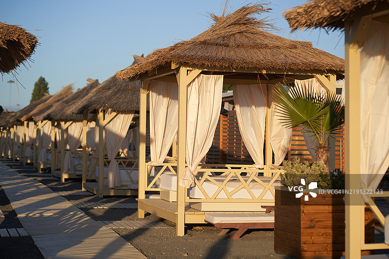 海岸上的凉亭。图片素材