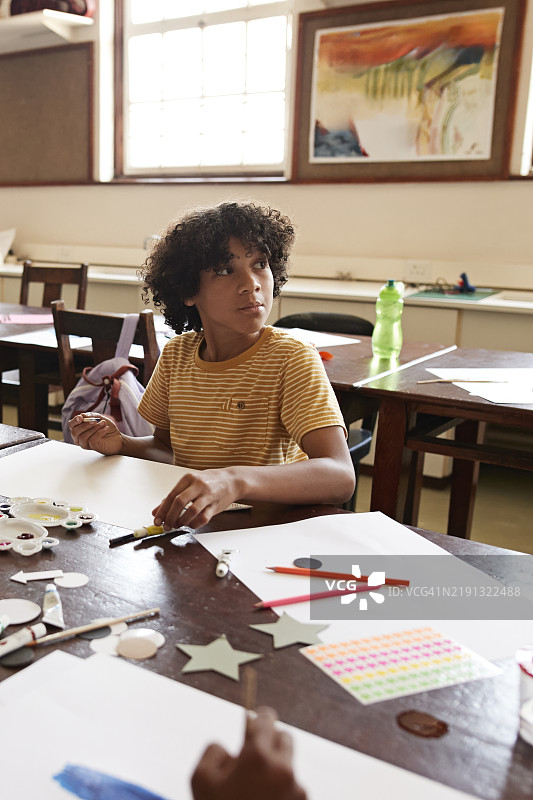 卷发男孩侧目而视图片素材