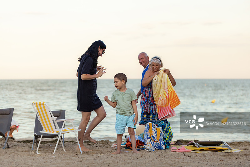 大家庭度假中图片素材